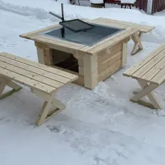 En ny grillplats i trä med bänkar, perfekt för grillplats inspiration i vinterlandskapet.