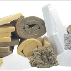 Olika isoleringsmaterial, som stenull eller glasull, i form av skivor, rullar och pulver.