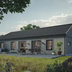 Grått trähus med altan och utemöbler. En cykel står parkerad. Tänk på vad kostar det att bygga ut huset för att få mer plats.