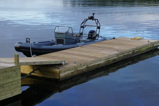En nybyggd brygga med en RIB-båt förtöjd. Perfekt för att bygga brygga och njuta av vattnet.