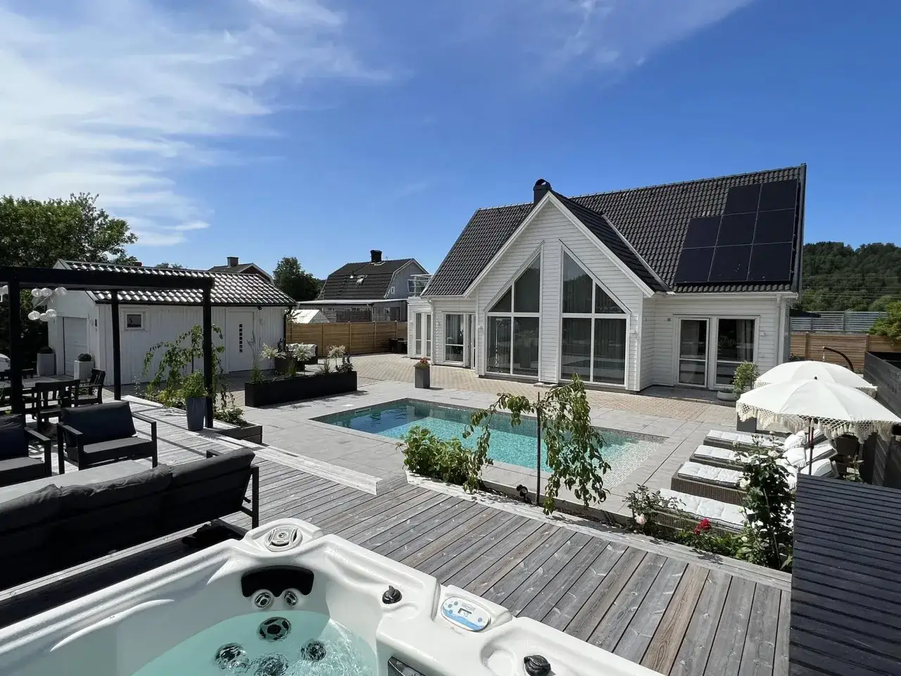 En modern villa med pool, jacuzzi och en stor altan att bygga drömhuset på.